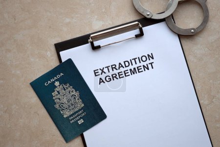 Kanada-Pass und Auslieferungsabkommen mit Handschellen auf dem Tisch