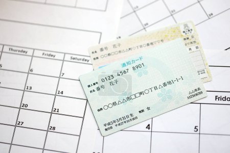 Téléchargez les photos : Japonais mon spécimen de carte de numéro et la carte de notification sur fond calendrier fermer - en image libre de droit