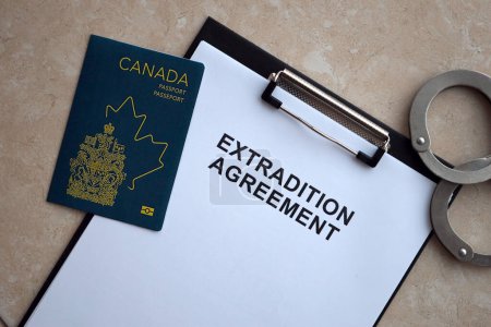 Pasaporte de Canadá y Acuerdo de Extradición con esposas en primer plano