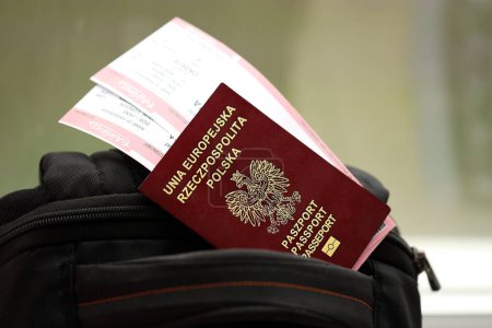 Polnischer Pass mit Flugtickets im Touristenrucksack aus nächster Nähe. Tourismus- und Reisekonzept
