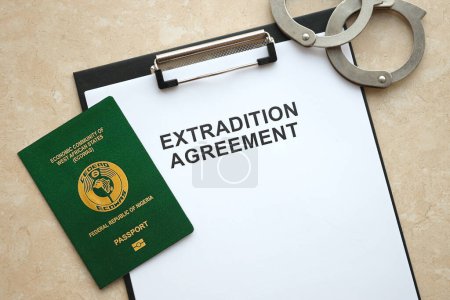 Pasaporte de Pakistán y Acuerdo de Extradición con esposas en primer plano