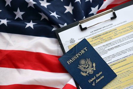 Das Formular DS11 des Außenministeriums für den Antrag auf einen US-Pass liegt auf dem Tisch und kann aus nächster Nähe ausgefüllt werden. Papierkram während des Betriebs mit US-Pass-Konzept