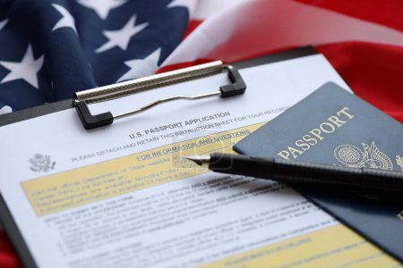Formulaire DS11 du Département d'État La demande de passeport américain est sur la table et prête à être remplie de près. Papier pendant les opérations avec le concept de passeport américain