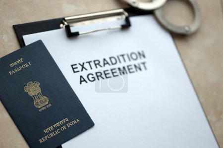Indischer Pass und Auslieferungsabkommen mit Handschellen auf dem Tisch