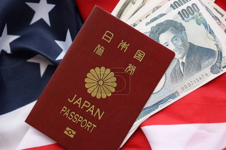 Japan-Pass mit japanischen Yen-Geldscheinen auf US-Flagge in Großaufnahme