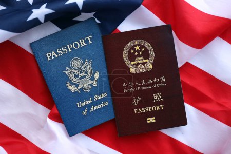 Pasaporte de la República de China con pasaporte estadounidense en Estados Unidos de América bandera plegada de cerca