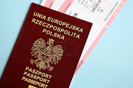 Polnischer Pass mit Flugtickets auf blauem Hintergrund in Großaufnahme. Tourismus- und Reisekonzept