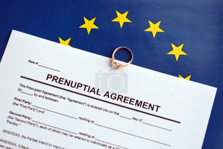 Ehevertrag und Ehering auf dem Tisch. Vorehelicher Papierkrieg in Europa hautnah