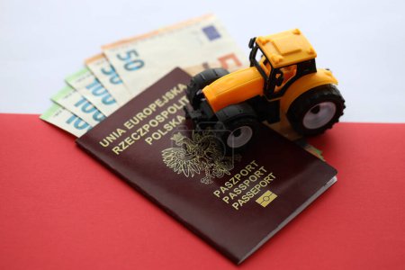 Roter polnischer Pass und gelber Traktor auf Euro-Geld und glatte rot-weiße Flagge Polens