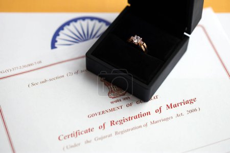 Certificat indien d'enregistrement de mariage document vierge et alliance sur drapeau gros plan