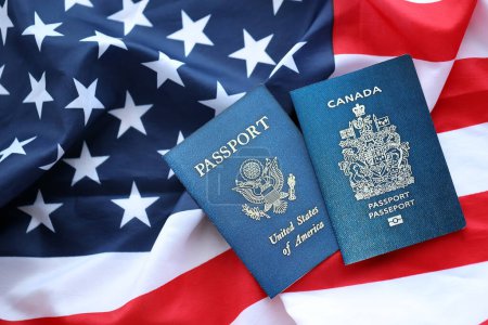 Pasaporte de Canadá con US Passport en Estados Unidos de América bandera plegada de cerca