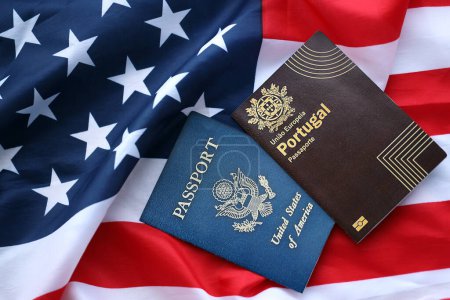 Pasaporte de Portugal con US Passport en Estados Unidos de América bandera plegada de cerca