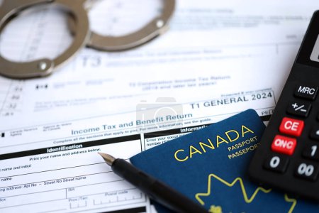 Konzept der Probleme und Probleme bei der Steuerberichterstattung und Steuerzahlung in Kanada. Buchhaltungstabe mit kanadischen Steuerformularen