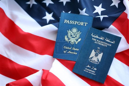Pasaporte de la Autoridad Palestina con pasaporte estadounidense en Estados Unidos de América desplegado bandera de cerca