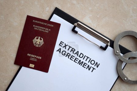 Pasaporte de Alemania y Acuerdo de Extradición con esposas en primer plano