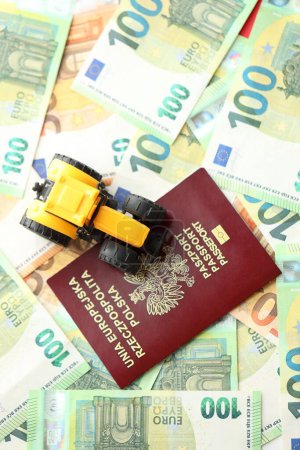 Roter polnischer Pass und gelber Traktor auf Euro-Scheinen machen dicht