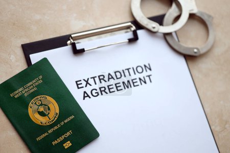 Reisepass Pakistans und Auslieferungsabkommen mit Handschellen auf dem Tisch