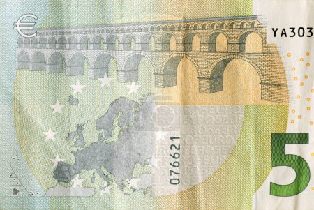 Fragment eines Fünf-Euro-Scheins. Farbenfrohe Details der Fünf-Euro-Banknote der Europäischen Union aus nächster Nähe.