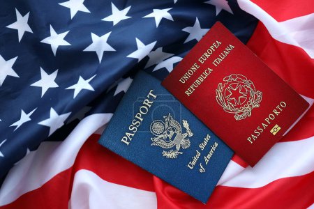 Pasaporte de Italia con US Passport en Estados Unidos de América bandera plegada de cerca
