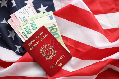 Passeport italien et de l'argent sur fond de drapeau national des États-Unis fermer. Tourisme et diplomatie concept