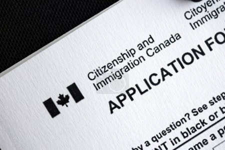 Ciudadanía e Inmigración Canadá inscripción y pequeña bandera canadiense de cerca