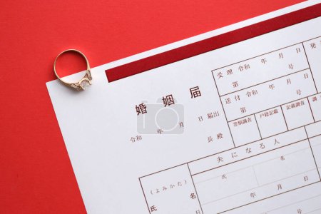 Enregistrement de mariage japonais document vierge et bague de proposition de mariage sur table close up