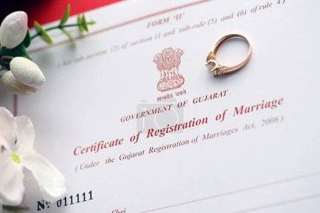 Certificat indien d'enregistrement de mariage document vierge et alliance sur la table close up