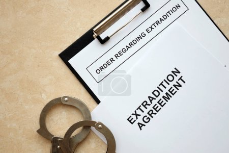 Acuerdo de extradición y orden en cuanto a extradición con esposas en la mesa de cerca