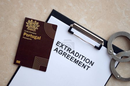 Pasaporte de Portugal y Acuerdo de Extradición con esposas en primer plano