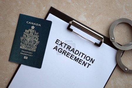 Kanada-Pass und Auslieferungsabkommen mit Handschellen auf dem Tisch
