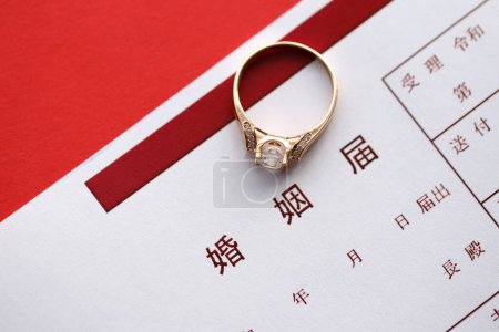 Enregistrement de mariage japonais document vierge et bague de proposition de mariage sur table close up