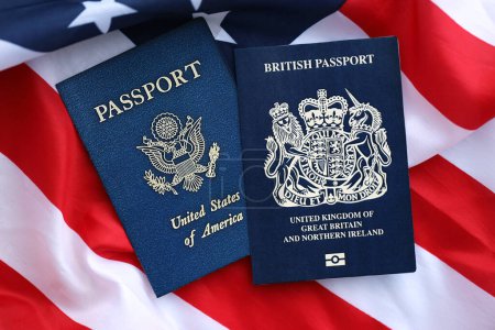 Pasaporte de Gran Bretaña con pasaporte estadounidense en Estados Unidos de América plegado bandera de cerca