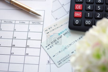 Téléchargez les photos : Japonais mon spécimen de carte de numéro et carte de notification sur fond de calendrier avec calculatrice gros plan - en image libre de droit