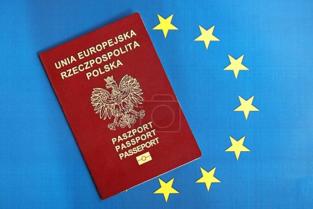 Polonia pasaporte de la Unión Europea en el fondo de la bandera azul de cerca. Concepto de turismo y ciudadanía