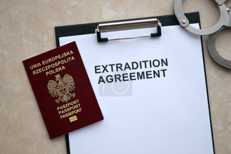 Pasaporte de Polonia y Acuerdo de Extradición con esposas en primer plano