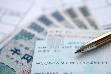 Japanisches Exemplar meiner Zahlenkarte und Benachrichtigungskarte auf Kalenderhintergrund mit Geld in Großaufnahme