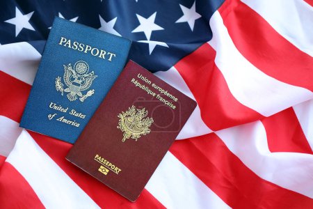 Pasaporte de Francia con US Passport en Estados Unidos de América bandera plegada de cerca