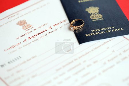 Certificat indien d'enregistrement de mariage document vierge et alliance avec passeport sur la table close up