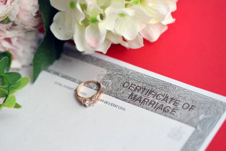 Certificat canadien d'enregistrement de mariage document vierge et alliance close up