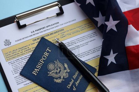 Foto de Formulario DS11 del Departamento de Estado La solicitud de un pasaporte estadounidense se encuentra sobre la mesa y lista para llenar de cerca. Documentación durante las operaciones con el concepto US Passport - Imagen libre de derechos