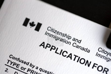 Ciudadanía e Inmigración Canadá inscripción y pequeña bandera canadiense de cerca