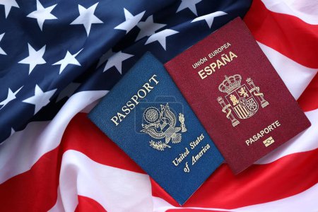 Pasaporte de España con US Passport en Estados Unidos de América bandera plegada de cerca
