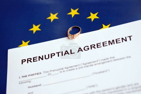 Ehevertrag und Ehering auf dem Tisch. Vorehelicher Papierkrieg in Europa hautnah