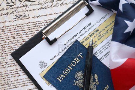 Foto de Formulario DS11 del Departamento de Estado La solicitud de un pasaporte estadounidense se encuentra sobre la mesa y lista para llenar de cerca. Documentación durante las operaciones con el concepto US Passport - Imagen libre de derechos