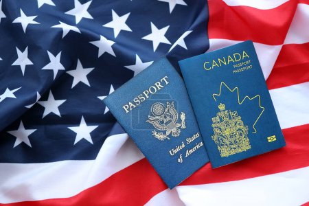 Pasaporte de Canadá con US Passport en Estados Unidos de América bandera plegada de cerca