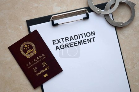 Reisepass der Republik China und Auslieferungsabkommen mit Handschellen auf dem Tisch