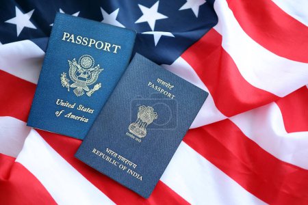 Pasaporte de la India con Pasaporte de los Estados Unidos en Estados Unidos de América plegado bandera de cerca