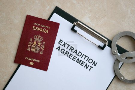 Pasaporte de España y Acuerdo de Extradición con Esposas en la Mesa de Primeros planos