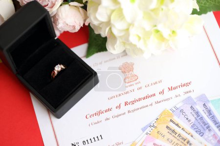 Indische Bescheinigung über die Registrierung der Ehe Blanko-Dokument und Ehering mit Rupiah Geld auf dem Tisch in Großaufnahme