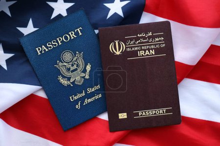 Pasaporte de la República de Irán con pasaporte estadounidense en Estados Unidos de América bandera plegada de cerca